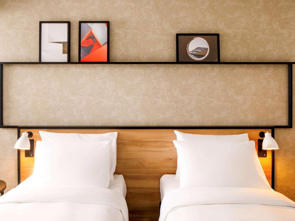 Hotel Ibis London Sutton Point Exterior foto